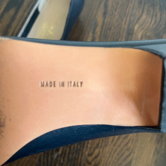 Salvatore Ferragamo Vara Bow Pump - Picture 4 of 5